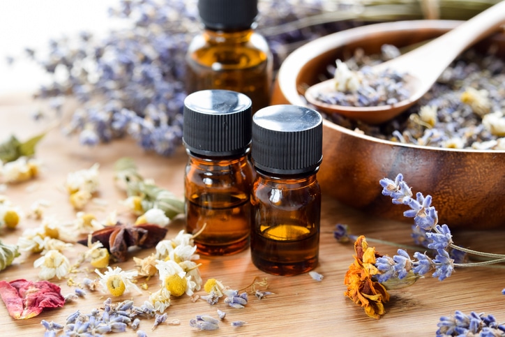 Les huiles essentielles, les parfums qui éloignent les moustiques